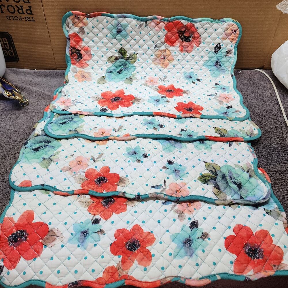 Pioneer Woman Bloom reversible quilted floral placemats b54